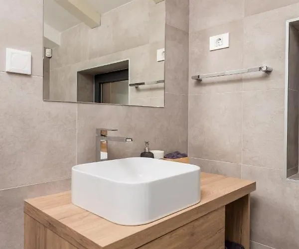 Lomida * Οπατία